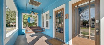 The Blue House - Historic & Completely Updated, Walkable!
