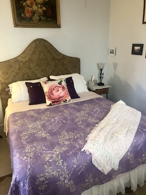 1 habitación, tabla de planchar con plancha, wifi gratis y ropa de cama