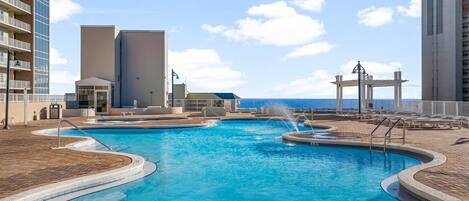 Een buitenzwembad en een verwarmd zwembad