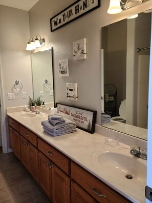 وحدات دش مع أحواض استحمام، مجففات شعر، مناشف، صابون