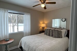 3 bedrooms, desk, iron/ironing board, free WiFi - Breezeway Bay: Waterfront Full House (Wisconsin Dells)