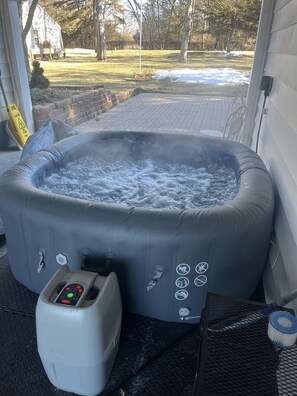 Outdoor spa tub - Breezeway Bay: Waterfront Full House (Wisconsin Dells)