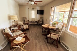 Dining - Breezeway Bay: Waterfront Full House (Wisconsin Dells)