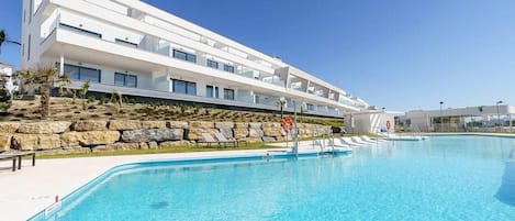 Una piscina al aire libre