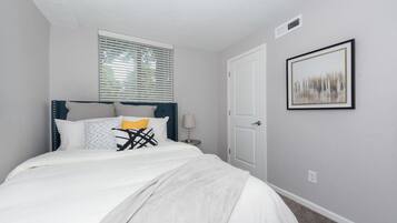 2 室のベッドルーム、デスク、アイロン / アイロン台、WiFi