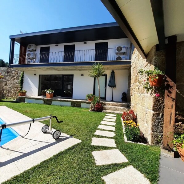 Property grounds - Family-run rural tourism house with swimming pool, Wi-Fi and air conditioning (Viseu)