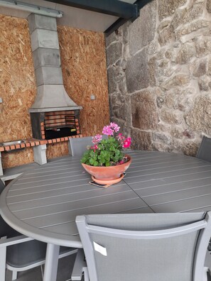 Outdoor dining - Family-run rural tourism house with swimming pool, Wi-Fi and air conditioning (Viseu)