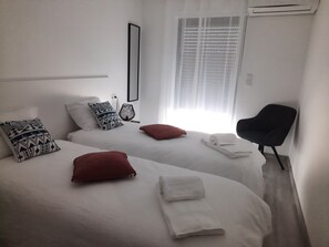 4 bedrooms, iron/ironing board, travel crib, free WiFi - Family-run rural tourism house with swimming pool, Wi-Fi and air conditioning (Viseu)