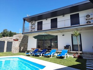 Outdoor pool - Family-run rural tourism house with swimming pool, Wi-Fi and air conditioning (Viseu)