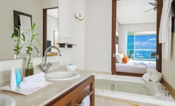 Dusche, Whirlpool, Haartrockner, Handtücher