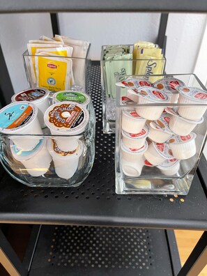 Une étagère présente une variété de boissons et d’aliments emballés.