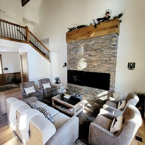 Smart TV, fireplace - Modern Rustic Retreat, Close to NAU, Cul-de-sac, En-Suite Bath For Each Bedroom! (Flagstaff)