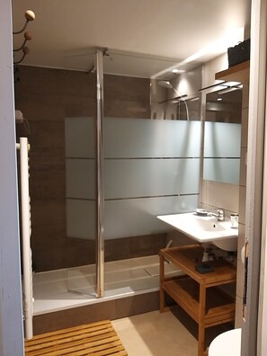 Baignoire, sèche-cheveux, papier toilette