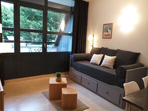 Fernseher, Tischfußball, Bücher