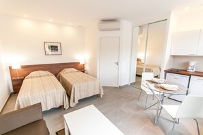 Bügeleisen/Bügelbrett, Reisekinderbett, kostenloses WLAN, Bettwäsche