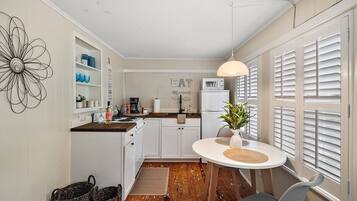 KylskÄp, mikrovÄgsugn, kaffe- och tebryggare och grytor/köksredskap