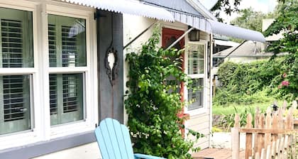 Location! Location! Location! In the middle of Downtown Mt Dora!