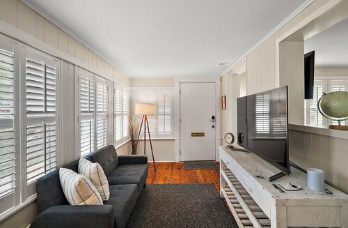 Location! Location! Location! In the middle of Downtown Mt Dora! 