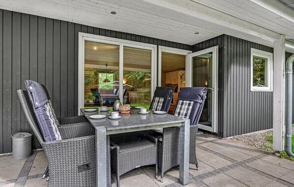 Outdoor dining - 3 bedroom cozy home in Herning (Herning)