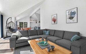 Smart TV - 4 bedroom lovely home in Nexø (Nexø)