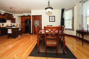 Dining - The 1801 House: A beautiful historic home in the Ste Genevieve Historic District (Ste. Genevieve)