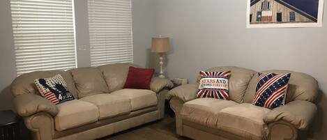 TV connectée, lecteur de DVD, livres