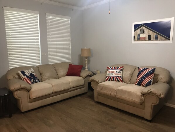Smart TV, DVD player, books - Quiet townhouse, easy access to 1604 and 281 (San Antonio)
