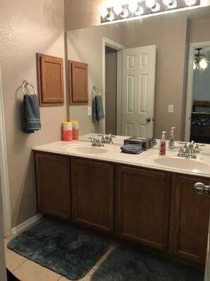 Combined shower/tub, hair dryer, towels, soap - Quiet townhouse, easy access to 1604 and 281 (San Antonio)