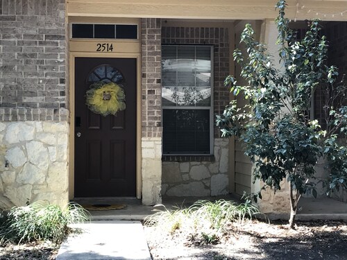 Quiet townhouse, easy access to 1604 and 281