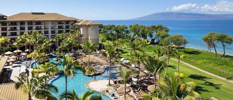 Una piscina al aire libre, una piscina climatizada