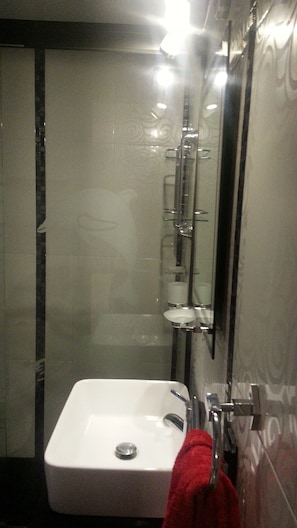 Shower, towels, soap, toilet paper - Maison Molino Rojo (Ciudad de México)