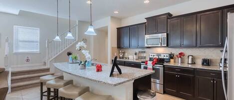 Frigorífico, microondas, horno y placa de cocina