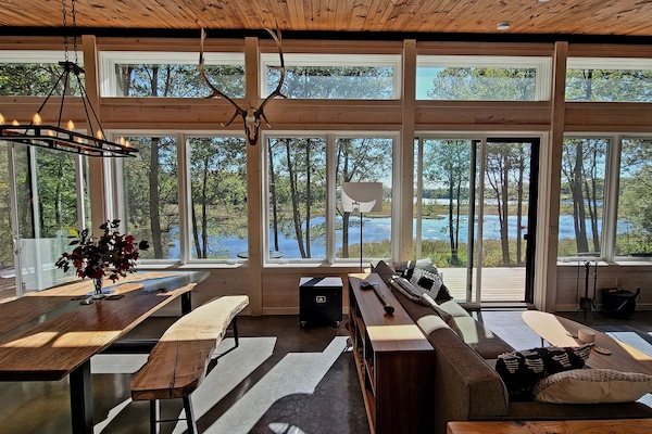 Una Smart TV, una chimenea, libros