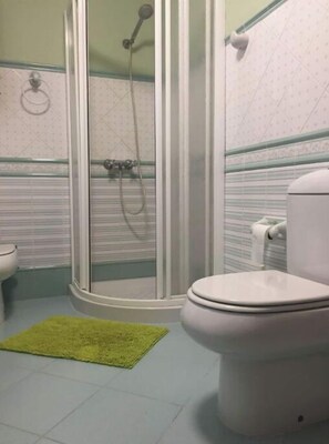 Bañera, secador de pelo, bidé y toallas