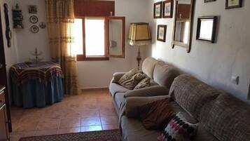 Een televisie en een open haard