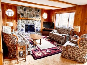 Smart TV, fireplace, books - 4bd/3b -Tranquil Lakefront rental neighboring Lake Winnipesaukee & Squam (Moultonborough)