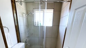A compact bathroom with a shower, toilet, and sink. - Comfortable Gonzaga unit close to downtown Spokane (Spokane)