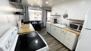 Frigorifero, microonde, forno, piano cottura