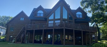 Stunning Family Friendly Lake Home Retreat on Beautiful Lake Darling