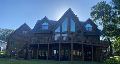 Stunning Family Friendly Lake Home Retreat on Beautiful Lake Darling