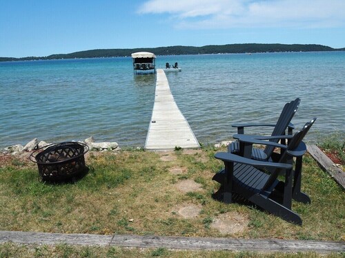 The Bright and Breezy - Lakefront with Spa!