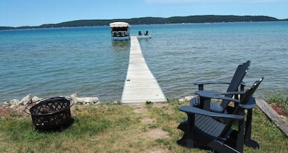 The Bright and Breezy - Lakefront with Spa!