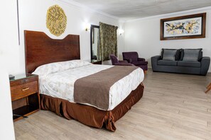 Luxury Studio Suite | Down duvets, in-room safe, desk, laptop workspace - Los Cedros Hotel Inn Chihuahua (Chihuahua)