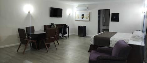 Luxury-Studiosuite | Wohnbereich | 40-Zoll-Smart-TV mit Kabelempfang, Fernseher