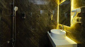 Shower, hair dryer, bidet, towels - HANZ Premium Diamond Hotel (Ho Chi Minh City)