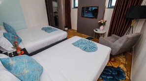 Quarto casal superior | Frigobar, escrivaninha, espaço de trabalho para notebook