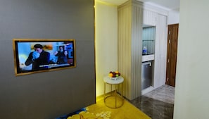 Quarto casal luxo | Frigobar, escrivaninha, espaço de trabalho para notebook
