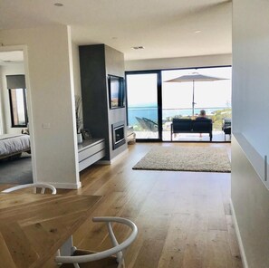 5 bedrooms, iron/ironing board, WiFi, bed sheets