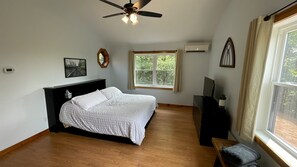 3 makuuhuonetta, työpöytä, silitysrauta/-lauta, vauvan matkasänky