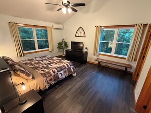 3 habitaciones, escritorio y tabla de planchar con plancha